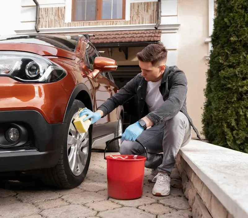 Lavage auto à domicile Chauffour-lès-Étréchy : professionnel intervenant sur un véhicule